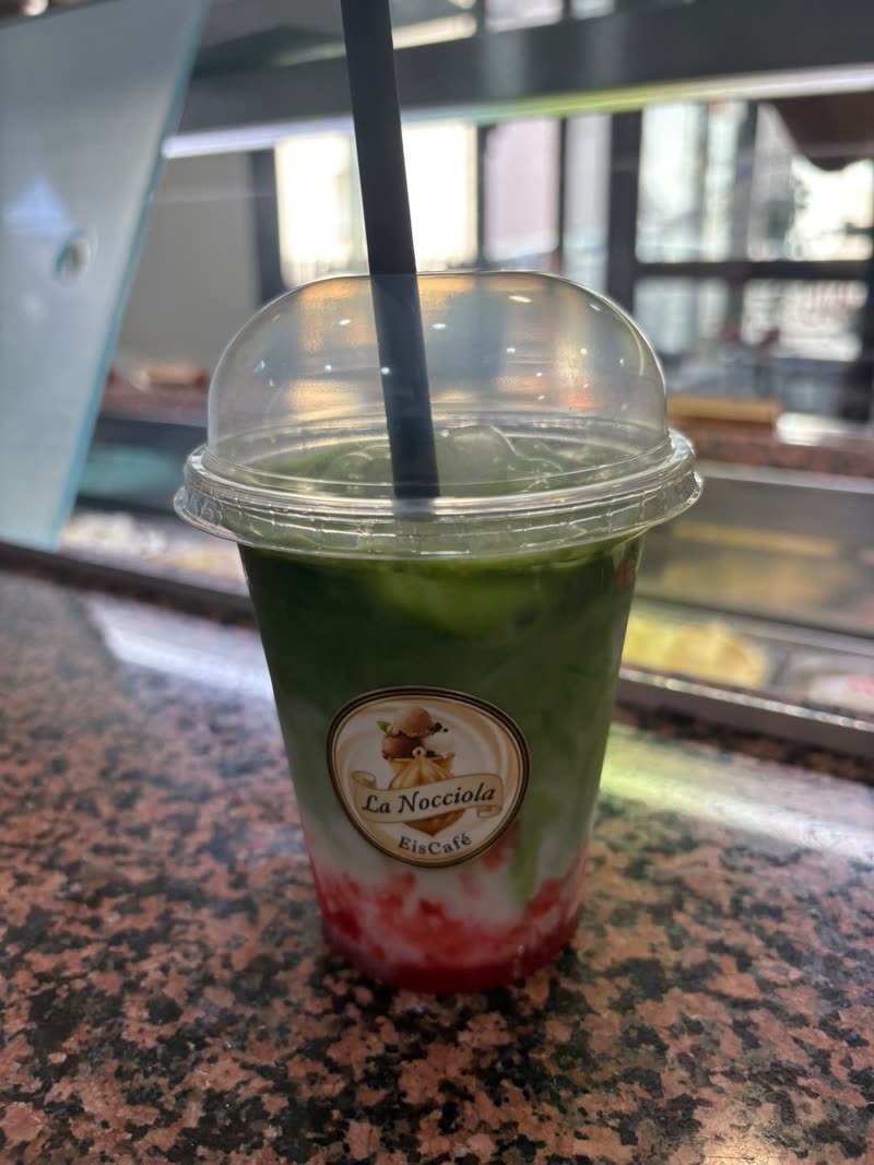 Eisgekühlter Matcha mit Erdbeere im La-Nocciola-Becher zum Mitnehmen