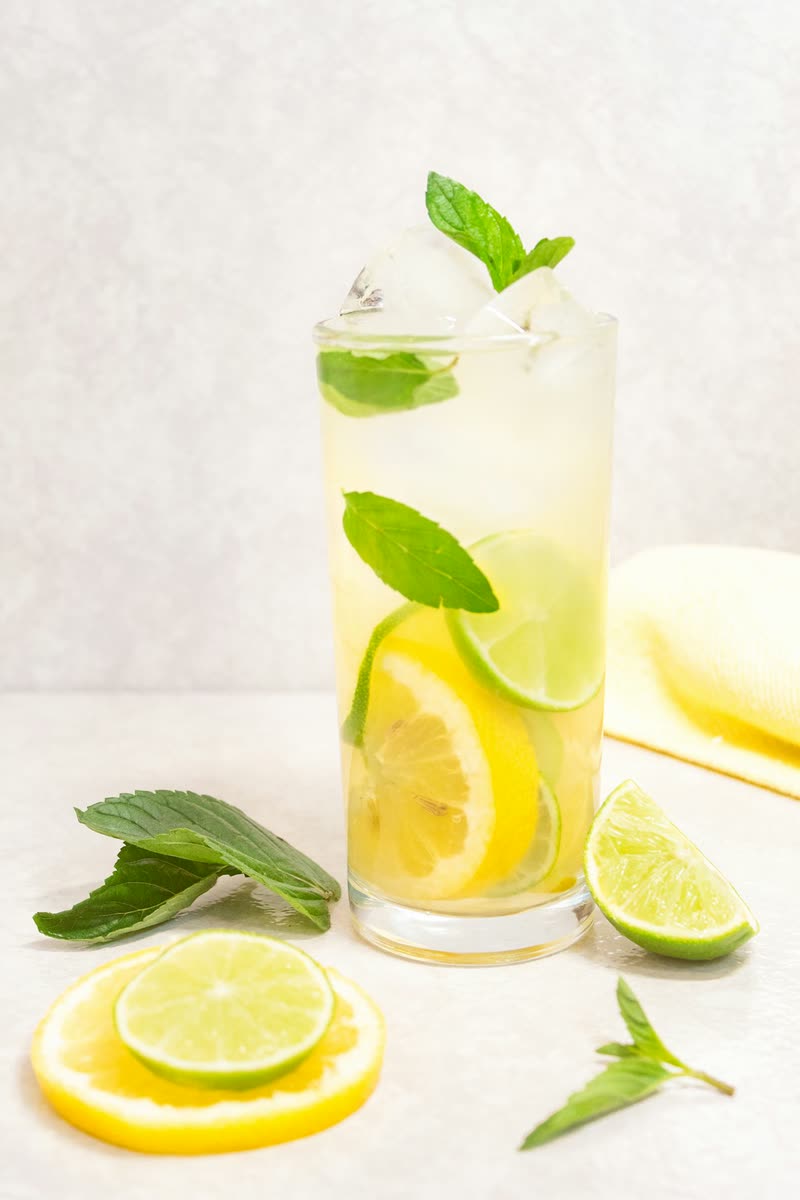 Hausgemachte Limonade mit Zitrone, Limette und Minze im Glas